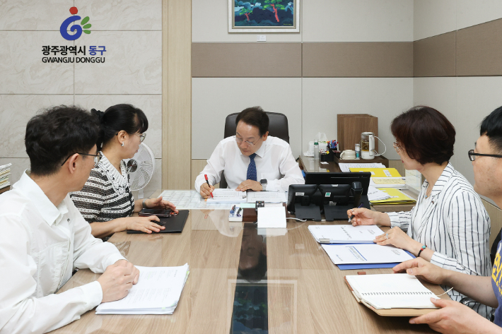 1일 임택 전남광주특별시 동구청장이 첫 결재인 'AI 중심 경제도시 대전환 중장기 계획'과 'AI 중심 경제도시 대전환 위원회 구성안'에 서명하고 있다. 광주 동구 제공