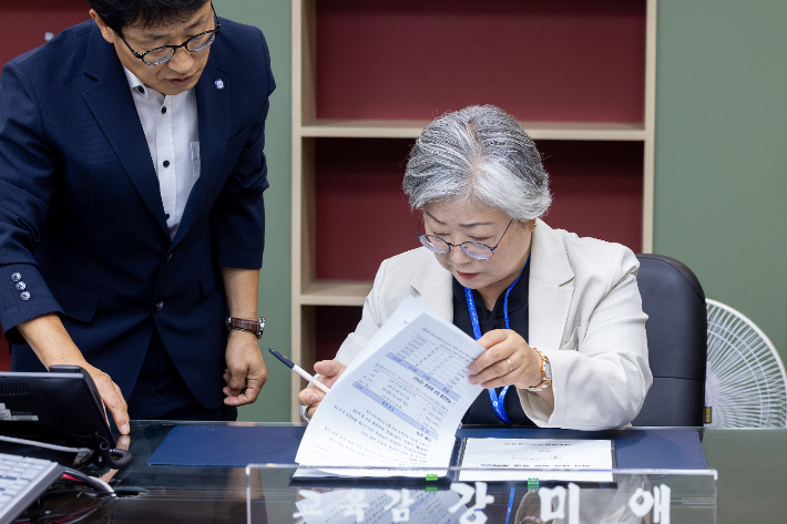 강미애 세종시교육감이 취임 첫날 1호 결재에 서명하고 있다. 세종시교육청 제공