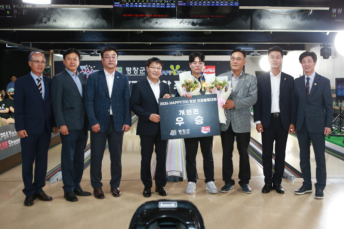 최우섭이 KPBA 김언식 회장(오른쪽 3번째) 등 관계자들과 기념 촬영한 모습. KPBA 