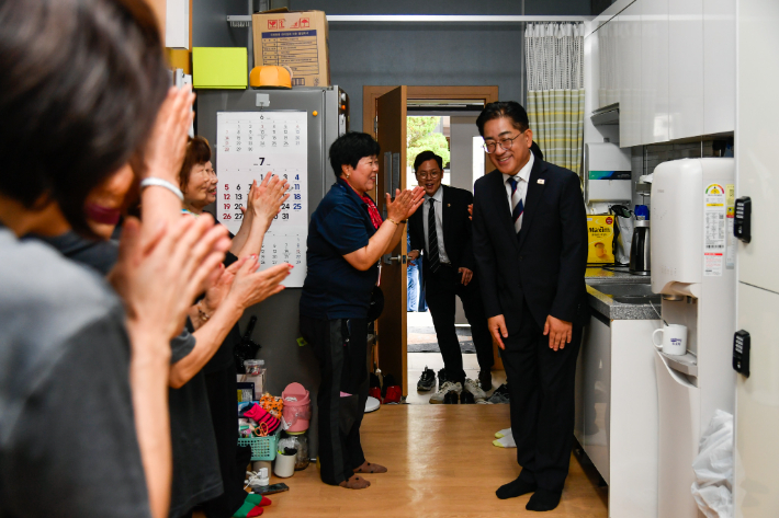김포시청 청소노동자들을 만나 인사를 건네고 있는 이기형 김포시장 모습. 김포시 제공