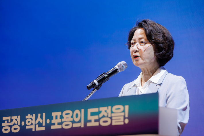 1일 오전 경기도청 다산홀에서 진행된 제37대 경기도지사 취임식에서 추미애 경기도지사가 취임사를 하고 있다. 경기도 제공 