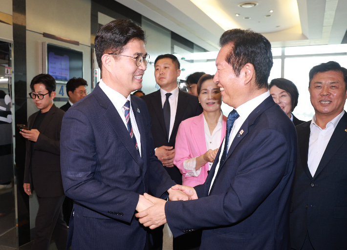 이원택 전북도지사가 1일 취임식에 앞서 민주당 정청래 전 대표와 인사를 나누고 있다. 전북도 제공