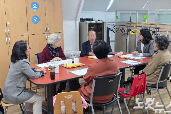 서울영동교회의 '인생회고학교' 조별 활동 모습. 인생회고학교는 노년 성도들의 신앙 성숙 뿐만 아니라, 자원봉사자들이 어른 세대의 삶과 신앙을 깊이 이해하고, 경험과 믿음을 나누는 세대 간 공감과 소통의 자리가 되고 있다. 오요셉 기자