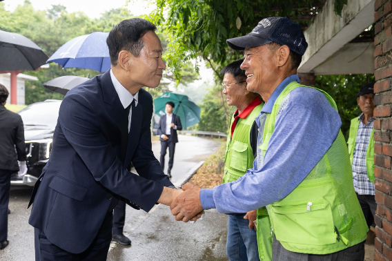 최정호 익산시장이 출근에 앞서 시민들을 만나고 있다. 익산시 제공