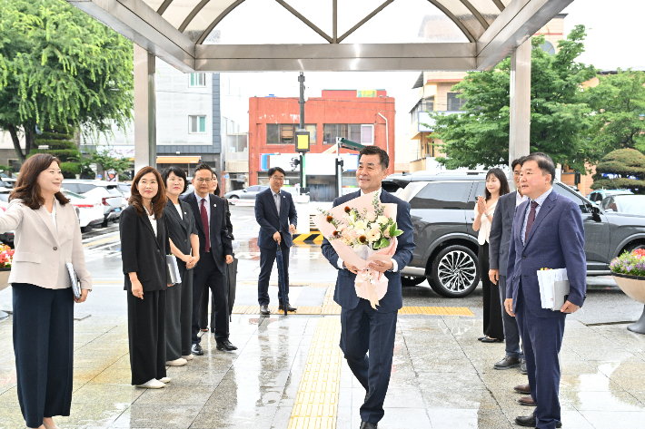 민선 9기 제9대 김영길 울산 중구청장은 7월 1일 중구문화의전당에서 취임식을 가졌다. 중구청에 출근하는 모습. 중구청 제공