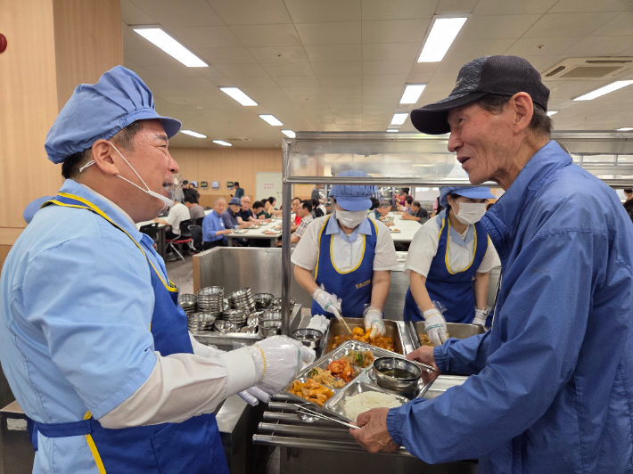 1일 오전 김병내 남구청장이 빛고을노인건강타운에서 배식봉사를 진행하고 있다. 전남광주 남구 제공