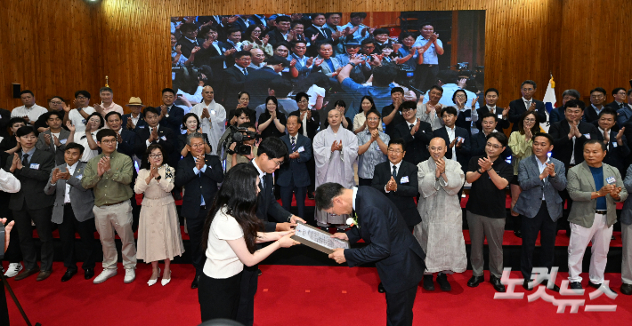 1일 열린 취임식에서 시민대표에게 임명장을 받고 있는 김중남 강릉시장. 전영래 기자