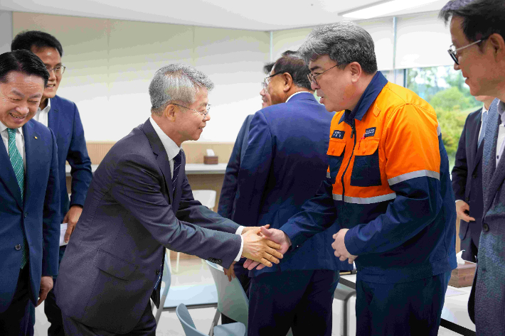 민형배 시장이 동부본부 구내식당에서 박종일 포스코 행정 부소장과 악수하고 있다. 전남광주통합특별시 제공