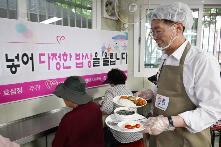 김제선 중구청장이 1일 배식 봉사 활동을 하고 있다. 중구청 제공