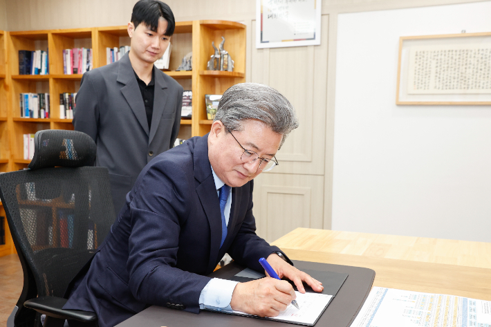정용래 유성구청장이 민선 9기 첫 결재로 글로벌 혁신도시 유성을 위한 정책에 서명하고 있다. 유성구청 제공