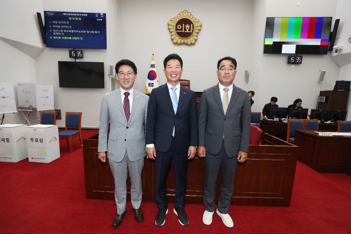 (왼쪽부터)김황국 부의장, 송영훈 의장, 김승준 부의장. 제주도의회 제공