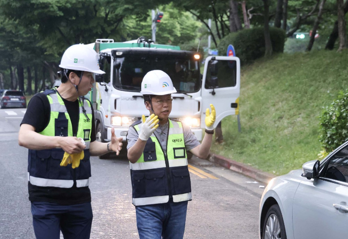 김찬술 대덕구청장이 1일 오전 대형폐기물 수거 작업 등을 하고 있다. 대덕구청 제공 