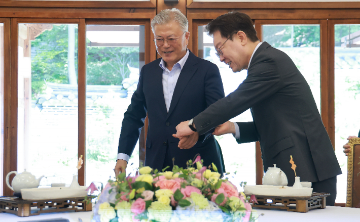 이재명 대통령 1일 오찬장인 청와대 상춘재에서 문재인 전 대통령에게 자리를 안내하고 있다. 연합뉴스