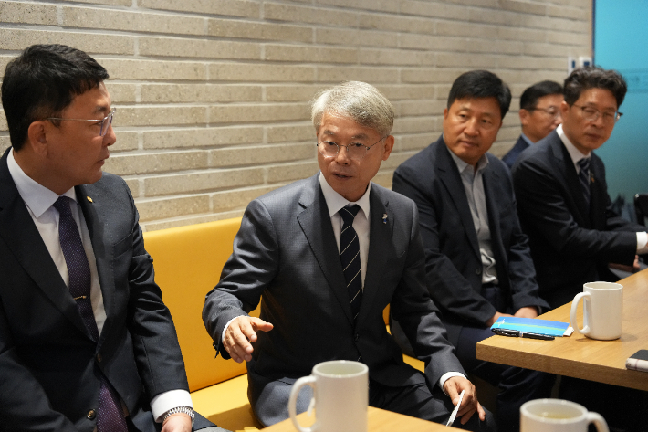 좌측부터 우광일 회장, 민형배 시장. 전남광주통합특별시 제공