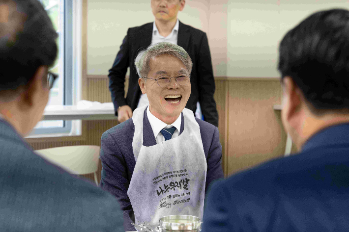 민형배 시장이 기업인과 오찬장에서 밝게 웃고 있다. 전남광주통합특별시 제공