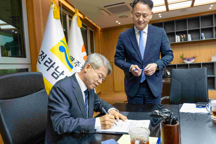 민형배 시장이 1호 결재를 동부청사 집무실에서 하고 있다. 전남광주통합특별시 제공 