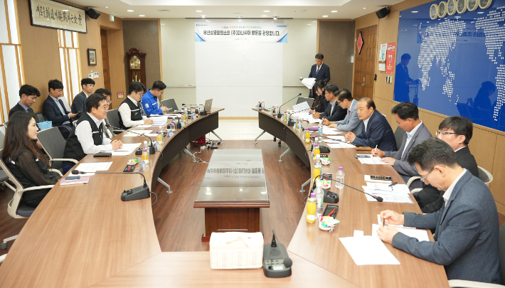 부산상공회의소 양재생 회장 등이 조선기자재기업 파나시아를 방문해 현장 간담회를 가졌다. 부산상공회의소 제공