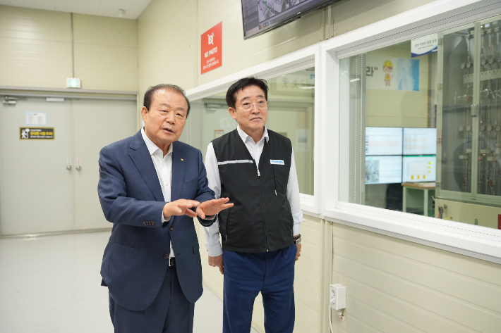 양재생 부산상공회의소 회장(사진 왼쪽)과 이수태 파나시아 회장(사진 오른쪽). 부산상공회의소 제공