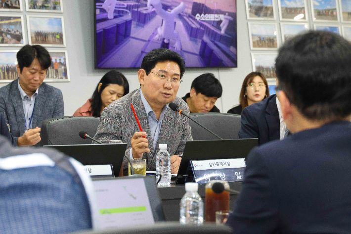 이상일 경기 용인시장이 1일 원삼면 용인반도체클러스터 일반산단 현장사무실을 방문해 SK하이닉스 관계자로부터 설명을 듣고 있다. 용인시 제공