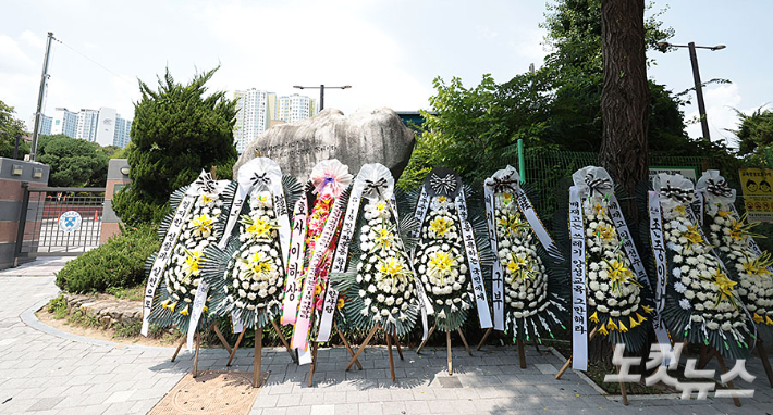 1일 서울 강동구 배재고등학교 정문 앞에 근조 화환이 놓여 있다. 류영주기자