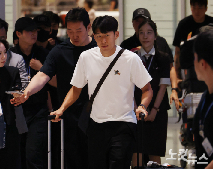 2026북중미월드컵 축구대표팀 주장 손흥민이 1일 인천국제공항 2터미널을 통해 귀국하고 있다. 인천공항=황진환 기자