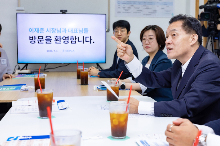 이재준 시장이 간담회에서 발언하고 있다. 수원시 제공