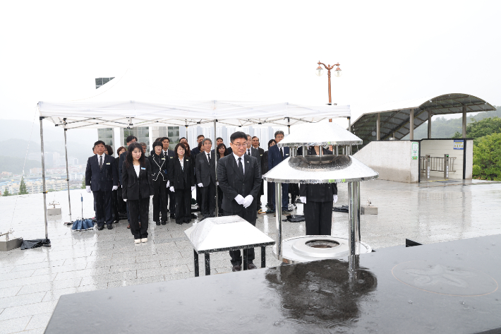 권순기 경남교육감이 1일 창원시 마산회원구 국립3.15민주묘지에서 헌화 및 참배하고 있다. 경남교육청 제공