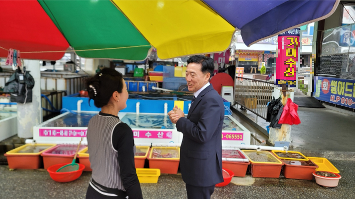 1일 오전 묵호항을 찾은 이정학 동해시장. 동해시 제공