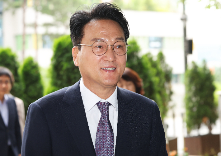 안민석 경기도교육감이 1일 경기도 수원시 영통구 경기도교육청으로 출근하고 있다. 연합뉴스