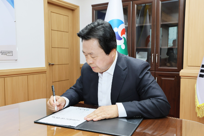 취임 첫 날 첫 결재를 하고 있는 강기윤 창원시장. 창원시 제공 