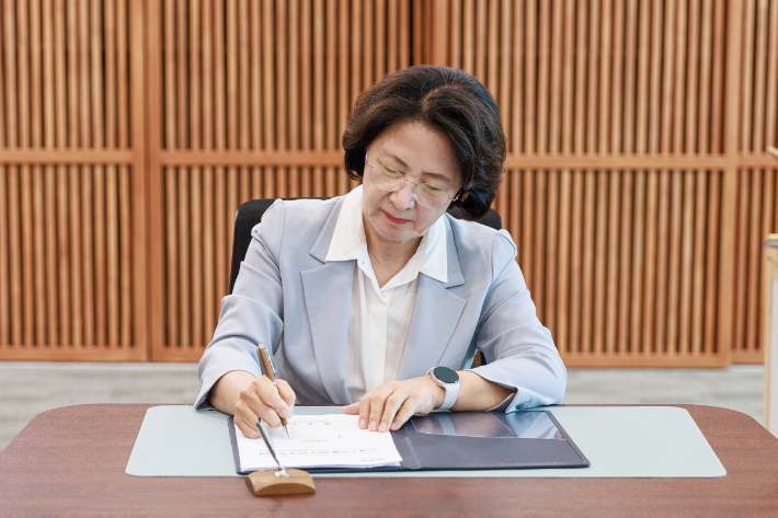 추미애 경기지사가 1일 경기 수원 광교로 경기도청 집무실에서 자신의 도정 첫 결재로 '반도체 초격차를 위한 K-반도체 혁신 대책'에 서명하는 모습. 경기도 제공