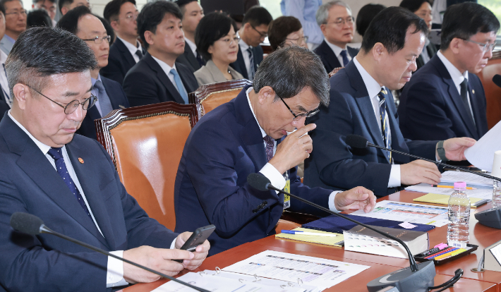 노태악 전 중앙선거관리위원장이 1일 국회에서 열린 '제9회 전국동시지방선거 투표용지 부족 사태 등 국민 참정권 침해 진상규명 및 선거관리 개혁을 위한 국정조사 특별위원회' 제3차 전체회의에서 물을 마시고 있다. 연합뉴스