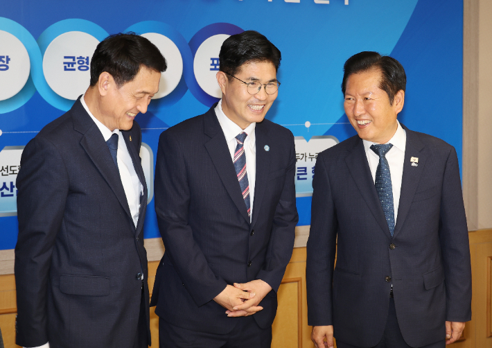 더불어민주당 정청래(오른쪽) 전 대표가 1일 전북특별자치도청에서 환담하고 있다. 왼쪽부터 김희수 전북도의장, 이원택 전북지사. 연합뉴스