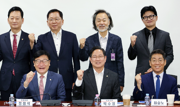 국민의힘 정점식 원내대표(아랫줄 왼쪽)와 무소속 한동훈 의원(윗줄 오른쪽) 등 참석자들이 1일 국회 의원회관에서 열린 '상속세 개편의 경제적 효과' 토론회에서 기념 촬영을 하고 있다. 연합뉴스