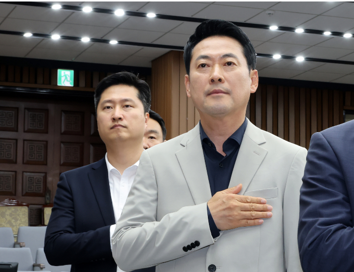 국민의힘 장동혁 대표와 우재준 청년 최고위원이 지난 6월 30일 국회에서 열린 부정ㆍ무능 선관위 해체 수준의 쇄신 및 재선거 촉구를 위한 6ㆍ3 참정권 박탈 사태 청년ㆍ대학생 시국 대토론회에서 국기에 경례하고 있다. 연합뉴스