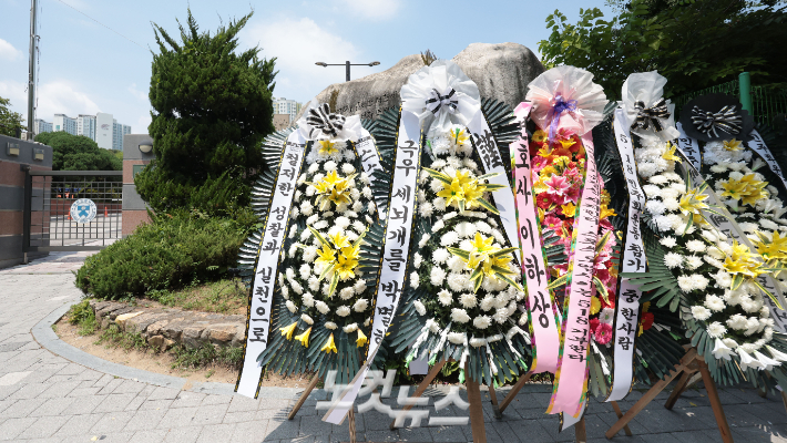 1일 서울 강동구 배재고등학교 정문 앞에 근조 화환이 놓여 있다. 배재고는 지난 29일 청룡기 전국고교야구선수권대회에서 광주제일고를 상대로 "가야지, 가야지, 스타벅스 가야지", "탱크 데이"라고 외치며 '5·18 탱크데이' 논란을 연상시키는 구호를 외쳐 물의를 빚었다. 류영주 기자