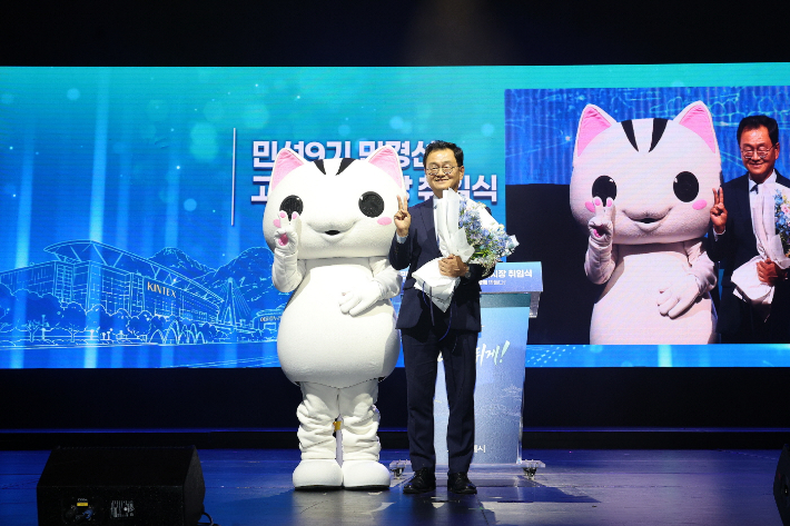 민선 9기 민경선 고양특례시장과 시 대표 캐릭터 고양고양이가 기념촬영을 하고 있다. 고양시 제공