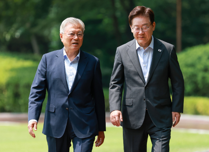 청와대에서 만난 이재명 대통령과 문재인 전 대통령. 연합뉴스