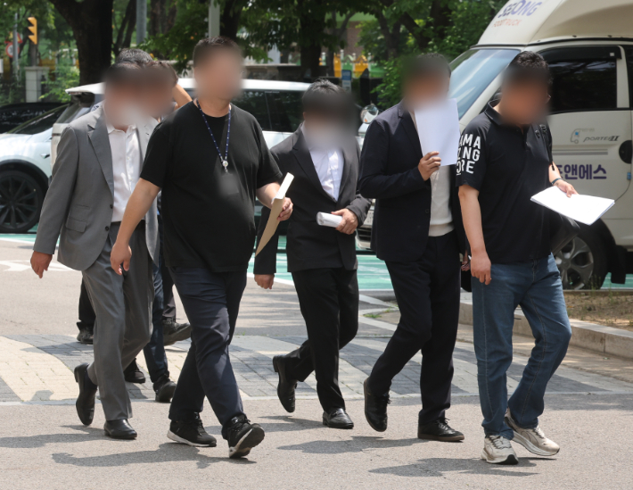 1천억 원이 넘는 대규모 자금을 조달해 주가조작을 한 혐의를 받는 피의자들이 1일 서울남부지법에서 열린 구속 전 피의자 심문(영장실질심사)에 출석하고 있다. 연합뉴스