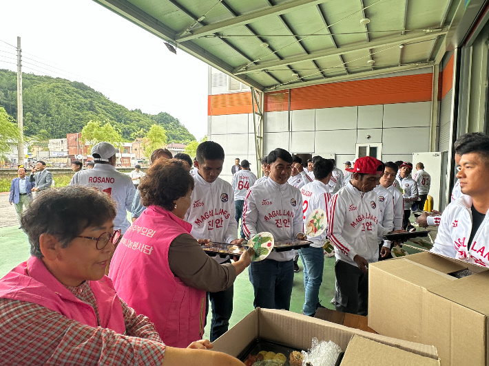 전북농협이 육성하는 (사)고향주부모임 전북도지회는 1일 진안군농협조합공동사업법인에서 공공형 계절근로자를 위한 '이심점심(以心點心) 중식 지원 사업'을 진행했다. 전북농협 제공