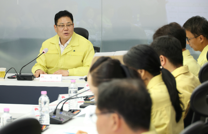 조지훈 전북 전주시장은 1일 시청 8층 재난상황실에서 도로·하천 등 관계부서가 참석한 가운데 장마철 자연재난 대응체계 점검회의를 주재했다. 전주시 제공