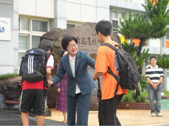 지난 1일 제주북초등학교 현장 방문에 나선 고의숙 제주교육감. 제주도교육청 제공