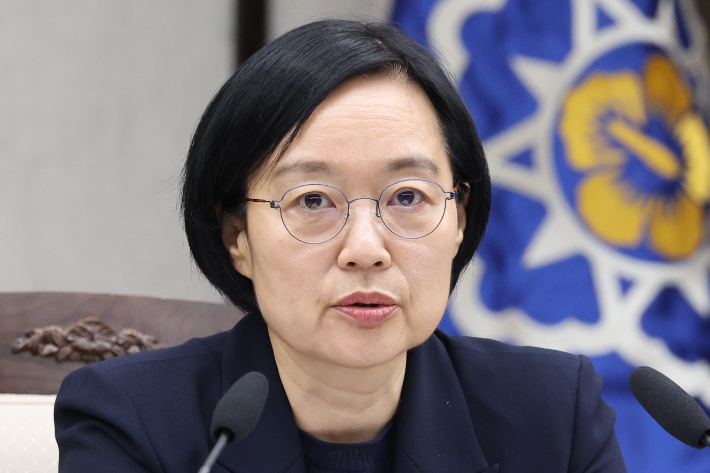 한성숙 국무총리가 2일 세종시 정부세종청사에서 열린 제14차 비상경제점검회의를 주재하고 있다. 연합뉴스