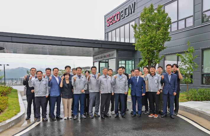 주낙영 경주시장이 ㈜바우 관계자들과 함께 지역경제 활성화와 상생 발전을 다짐하며 기념촬영을 하고 있다. 경주시 제공