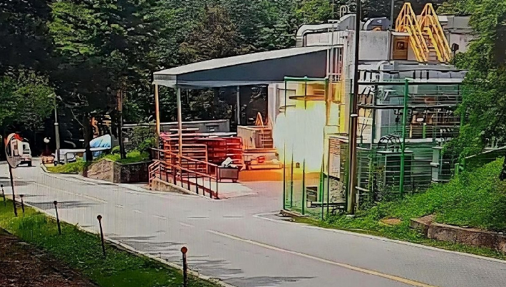 지난달 지난 1일 오전 발생한 대전 유성구 한화에어로스페이스 대전사업장 56동 세척실 폭발 순간을 담은 외부 폐쇄회로(CC)TV 영상 캡처 사진. 연합뉴스