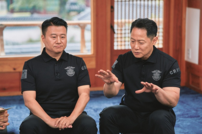 좌측부터 김지훈·이동렬 교도관. 티빙 제공