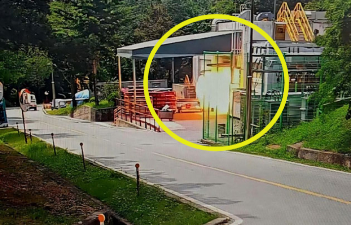 지난 1일 오전 발생한 대전 유성구 한화에어로스페이스 대전사업장 56동 세척실 폭발 순간을 담은 폐쇄회로(CC)TV 영상 사진. 더불어민주당 박정현 의원실 제공