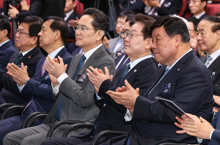  이재명 대통령이 2일 충남 아산시에서 열린 충청권 첨단산업 발전비전 국민보고회에서 참석자들과 박수치고 있다. 연합뉴스