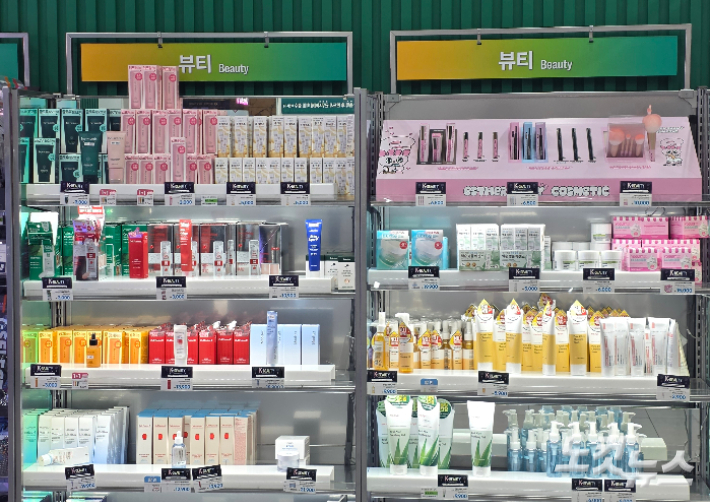 '다이소'처럼…편의점, 마트도 초저가 '뷰티' 전쟁