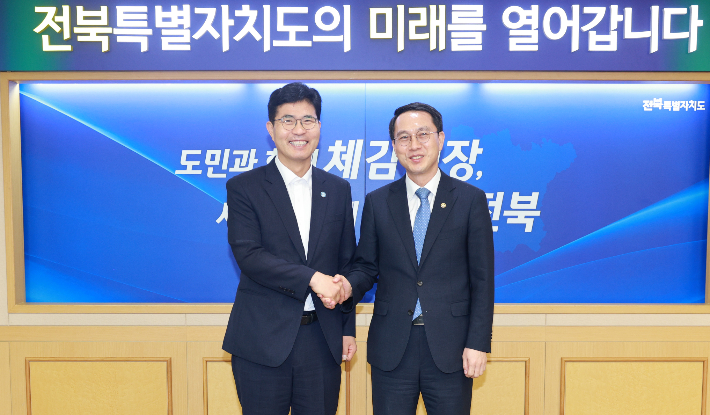 이원택 전북도지사와 문성요 새만금개발청장(왼쪽부터)이 악수를 나누고 있다. 전북도 제공